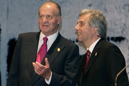 El Rey Juan Carlos conversa con el presidente de Uruguay, Tabaré Vázquez, durante la inauguración de la XVI Cumbre Iberoamericana.