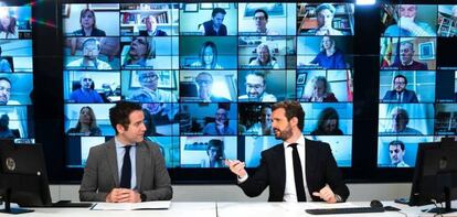 El líder del PP, Pablo Casado, junto al secretario general del partido, Teodoro García Egea, en la reunión telemática con su grupo parlamentario.