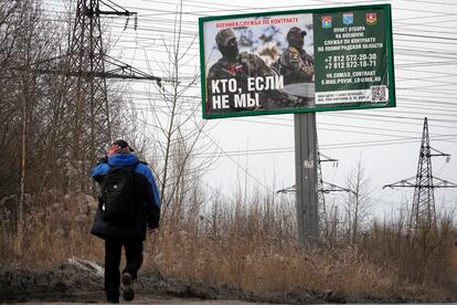 Un hombre camina frente a un cartel de reclutamiento en San Petersburgo (Rusia), este martes.