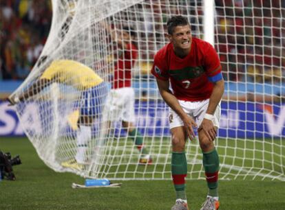 Cristiano Ronaldo se duele tras una entrada de un jugador brasileño.