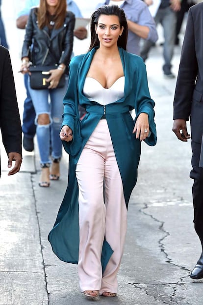 Después de viajar a España para asistir a la fiesta de cumpleaños Riccardo Tisci en Ibiza, Kim Kardashian regresó a Estados Unidos y se dejó ver con este conjunto Alta Costura de Ulyana Sergeenko.