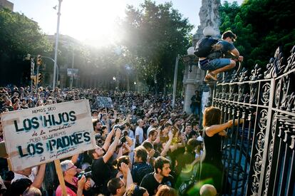 Manifestación del movimiento 15-M ante el parque de la Ciutadella de Barcelona en 2011.