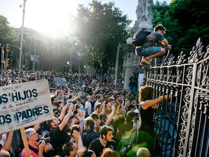 Manifestación del movimiento 15-M ante el parque de la Ciutadella de Barcelona en 2011.