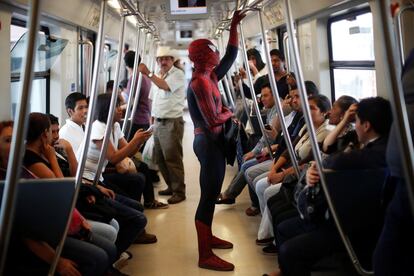 Moisés Vázquez, de 26 años y conocido como Spider-Moy, es un profesor de informática de la Facultad de Ciencias de la Universidad Nacional Autónoma de México que da clases vestido como un superhéroe. Vásquez viaja en el metro camino al trabajo.