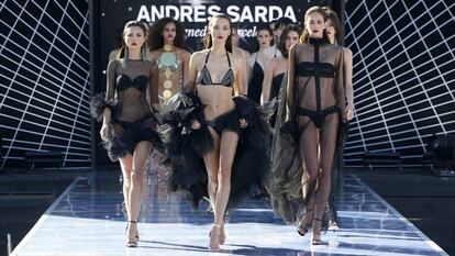 Desfile de Andrés Sardá durante la MBFW Ibiza.