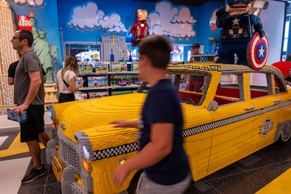 Clientes y curiosos en la tienda de Lego de Nueva York (Estados Unidos), el 29 de agosto de 2024.