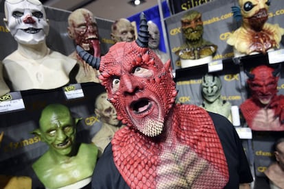 Un hombre de una empresa de modelaje posa con una máscara del demonio 'Belial' durante le salón Comic_con de San Diego (California).