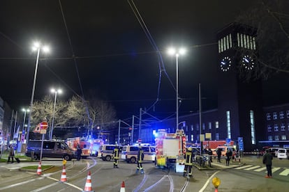 Policía y servicios de emergencia frente a la estación principal de ferrocarril de Dusseldorf (Alemania).