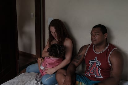 Maria Júlia da Silva Gomes con su madre y padre, Julio César Pereira, en su casa, en Ladeira dos Tabajaras.