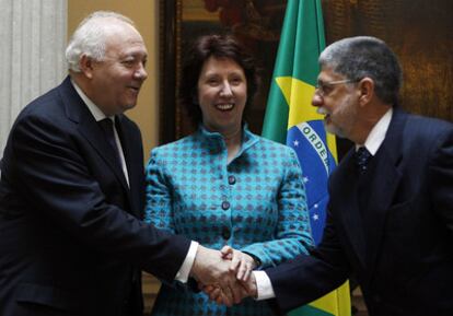 Miguel Ángel Moratinos, Catherine Ashton y Celso Amorin, antes de celebrar la reunión.