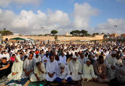 Decenas de musulmanes celebran la fiesta grande del islam en Melilla.