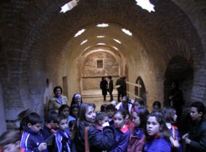 Alumnos de un colegio de Jaén, durante una visita a los baños árabes.