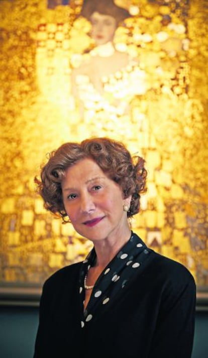 Helen Mirren in front of Gustav Klimt’s ‘Portrait of Adele Bloch-Bauer I’ in ‘Woman in Gold.’