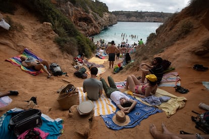 Protesta en la Cala del Moro en Mallorca, este domingo.