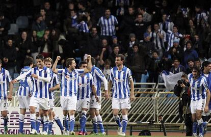 Los jugadores de la Real Sociedad celebran su tercer gol, obra de Agirretxe.