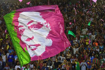 Uma bandeira da Mangueira em homenagem a Marielle Franco, vereadora do PSOL, morta aos 39 anos a tiros. Seu ativismo foi lembrado nos sambódromos do Rio e de São Paulo e pelas ruas do Brasil durante o Carnaval 2019. 