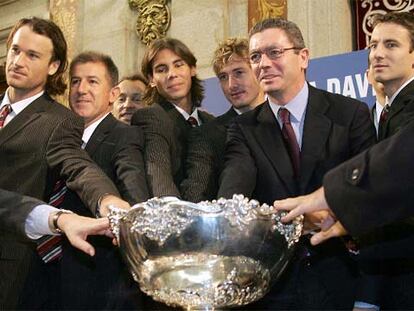 De izquierda a derecha, Moyà, Avendaño y Arrese -dos de los capitanes-, Nadal, Ferrero, Ruiz-Gallardón y Robredo, con la Ensaladera.