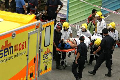 Momento en el que los servicios de emergencia rescatan a uno de los obreros que quedaron atrapados tras un derrumbarse en Barcelona.