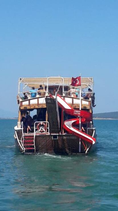 Barco de recreo en Ayvalik (Turquía).