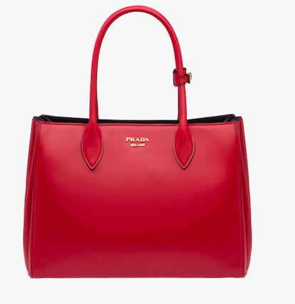 Bolso grande de piel de becerro de Prada, con elementos metálicos en acero dorado y el logotipo de Prada en metal. Cierre a presión en los laterales. Precio: 2.100 euros