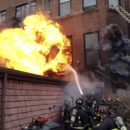 Un incendio originado en el vecindario de Back Bay en Boston causó la muerte de dos bomberos y heridas a una decena de personas. El departamento de bomberos informó en su Twitter que transportó a 17 personas a hospitales de la calle Beacon.