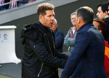 El entrenador del Atlético de Madrid, Simeone, saluda al del Villarreal, Javier Calleja, al comienzo del partido.