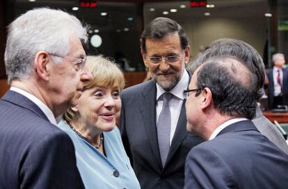 El exprimer ministro italiano, Mario Monti, la canciller alemana, Angela Merkel, el presidente del Gobierno, Mariano Rajoy y el presidente francés, Francois Hollande, durante una cumbre informal de los líderes de la Unión Europea, en Bruselas celebrada el 23 de mayo de 2012.