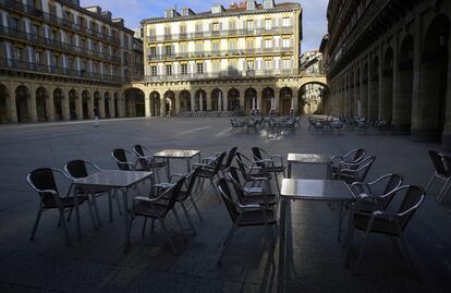 Terrazas vacías, ayer en la plaza de la Constitución de San Sebastián. / JAVIER HERNÁNDEZ