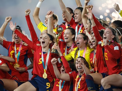 Las jugadoras de España celebran con la copa tras ganar la final del Mundial de Australia y Nueva Zelanda ante Inglaterra.