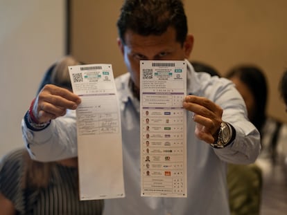 Un hombre escruta una boleta de la votación por la Alcaldía de Santa Marta (Departamento de Magdalena), el 6 de noviembre.