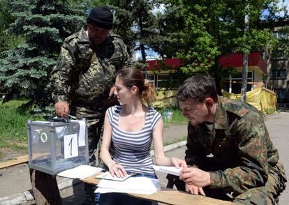 Los activistas prorrusos se inscriben para participar en el refer&eacute;ndum organizado por los llamados miembros de la Rep&uacute;blica Donetsk.