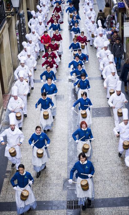 La fiesta grande de San Sebastián continúa en todos los barrios de la ciudad, donde más de 16.000 personas encuadradas en 135 compañías de adultos harán sonar tambores y barriles ininterrumpidamente hasta la arriada de la bandera.