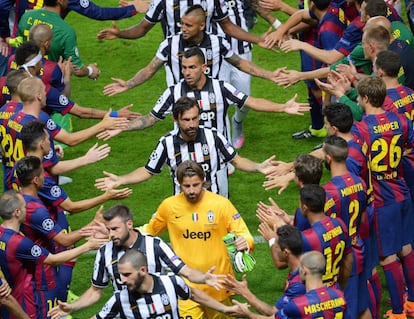 Pasillo a los jugadores de la Juventus.