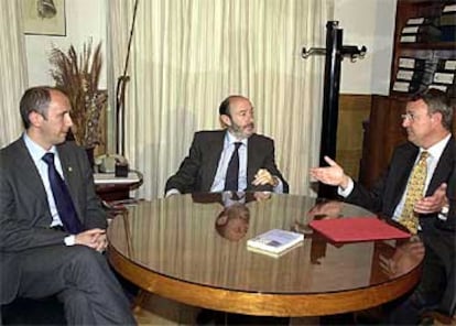 Los dirigentes socialistas Caldera y Rubalcaba, durante su reunión con el futuro portavoz del PNV en el Congreso, Josu Erkoreka.