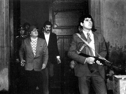 Última fotografia de Salvador Allende amb vida, mentre observa els danys de les bombes de l'exèrcit colpista sobre el Palau de la Moneda, l'11 de setembre de 1973. Poques hores abans, en un emocionat discurs per radi, es va acomiadar dels xilens.
