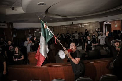 Manifestantes en la sala plenaria del Congreso de Baja California, en Mexicali, el 11 de septiembre.