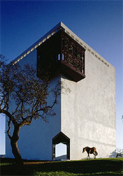 Ambasz ha construido la casa en un excepcional paraje de la sierra de Sevilla.