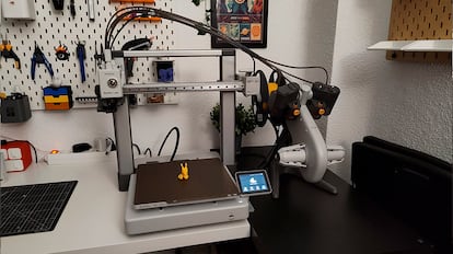 For beginners, the simple setup of the Bambu Lab A1 Mini 3D printer is the most recommended.