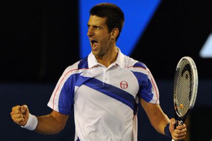 Djokovic celebra su victoria ante Federer en semifinales del Abierto de Australia.