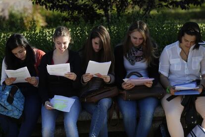 Un grupo de estudiantes repasa sus apuntes para presentarse a la selectividad.