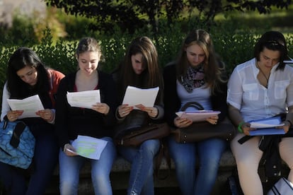 Un grupo de estudiantes repasa sus apuntes para presentarse a la selectividad. Este curso las condiciones para obtener una beca se endurecen y la nota media es de 6,5, un punto más que el presente curso escolar.