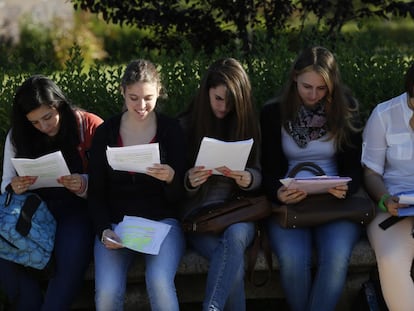 Un grupo de estudiantes repasa antes de examinarse de la Selectividad en Madrid.