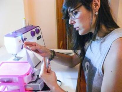 La diseñadora Silvia Matos en su taller.