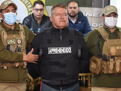 El general golpista Juan José Zúñiga, es presentado en público tras su detención en La Paz.