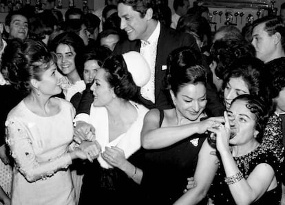 Una foto histórica: cuatro de las más populares folclóricas españolas juntas. Lola Flores, la segunda por la derecha, celebra el bautizo de su hija Rosario dando de beber a Estrellita Castro. La acompañan, de izquierda a derecha, Carmen Sevilla y Paquita Rico. De pie, hablando con Carmen Sevilla, Antonio el Bailarín. Fue en Madrid, en 1963.