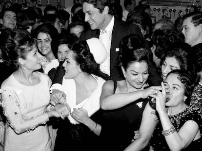 Una foto histórica: cuatro de las más populares folclóricas españolas juntas. Lola Flores, la segunda por la derecha, celebra el bautizo de su hija Rosario dando de beber a Estrellita Castro. La acompañan, de izquierda a derecha, Carmen Sevilla y Paquita Rico. De pie, hablando con Carmen Sevilla, Antonio el Bailarín. Fue en Madrid, en 1963.