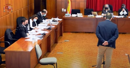 J. G., acusado de asesinar a su tía abuela de 82 años en Abarán (Murcia), declara durante el juicio, en mayo de 2022.