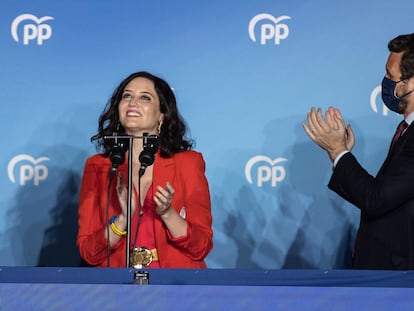La presidenta de la Comunidad de Madrid, Isabel Díaz Ayuso, junto al líder nacional del PP, Pablo Casado, este martes en la sede del PP en Madrid.