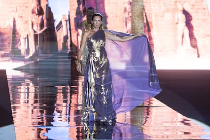 Nieves Alvarez posa durante el desfile de Lola Casademunt By Maite en la Mercedes Benz Fashion Week Madrid. 