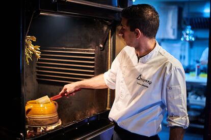 El chef Víctor Infantes junto a los fogones de su restaurante Ancestral.